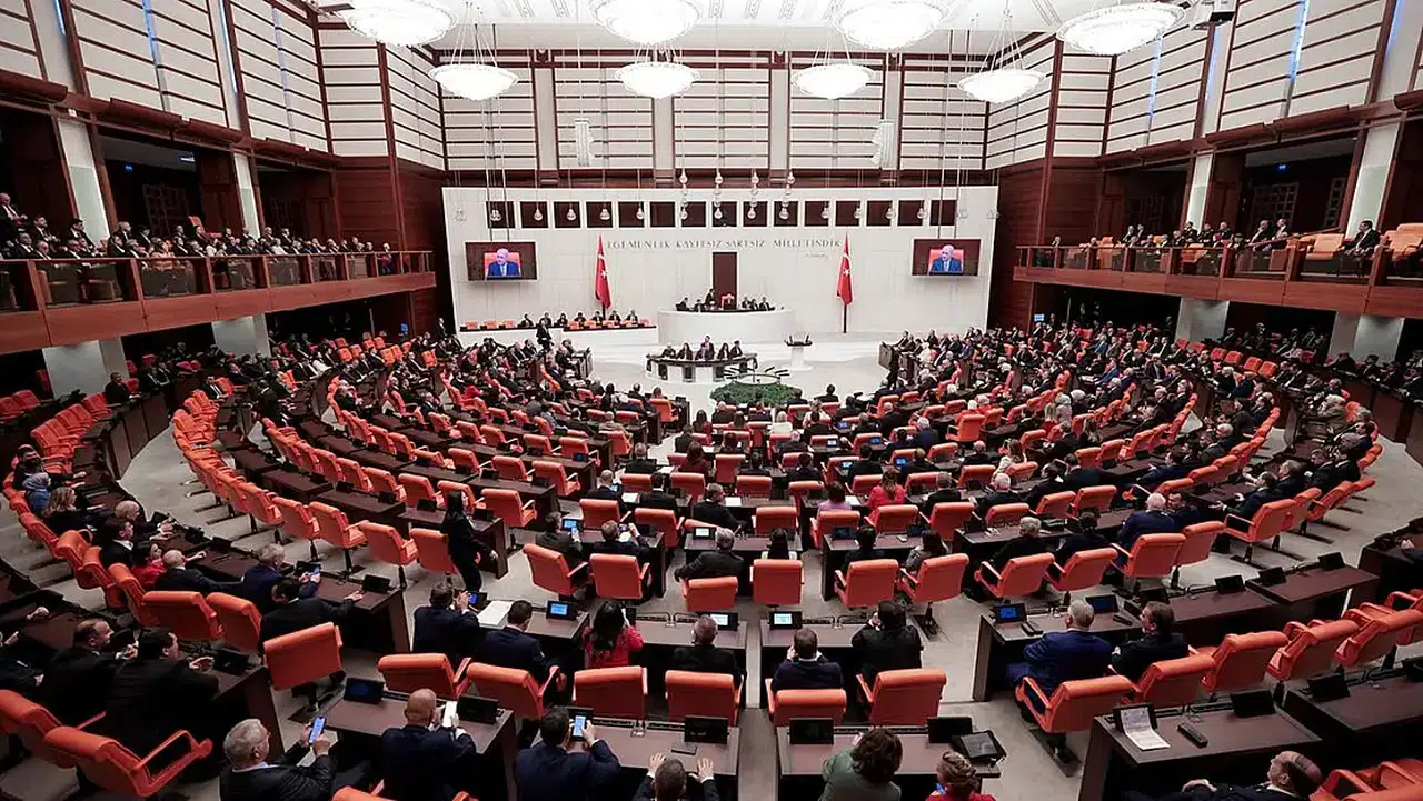 CHP'Lİ ERDEM: ÜLKESİNİ TEK ADAM REJİMİYLE YÖNETEN KATAR EMİRİNE SEVGİNİZİN NEDENİ NEDİR?