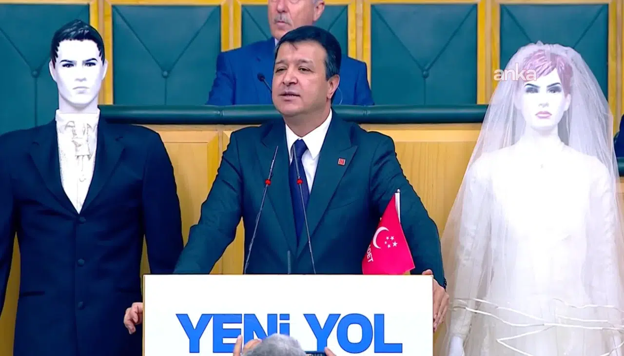 TBMM'de Arıkan, gençlerin evlilikteki ekonomik zorluklarını mankenlerle sergiledi