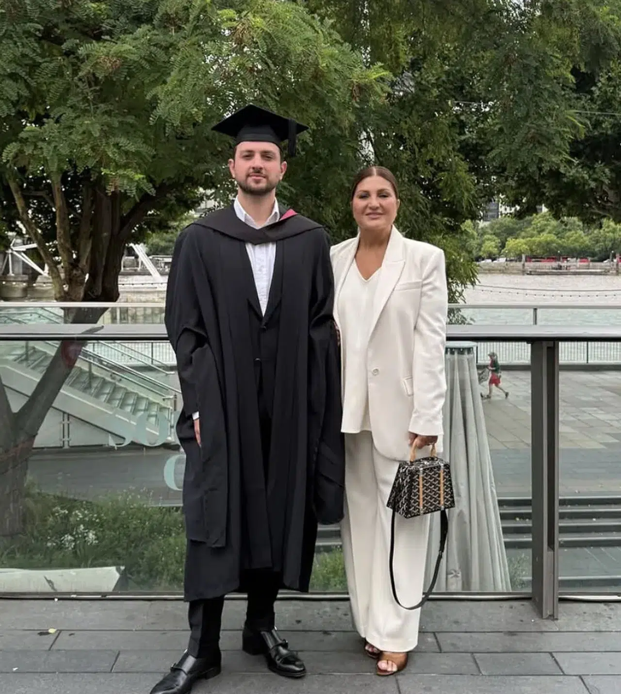 Sibel Can’ın Oğlu Londra’da Mezun Oldu: “Seninle Gurur Duyuyorum”