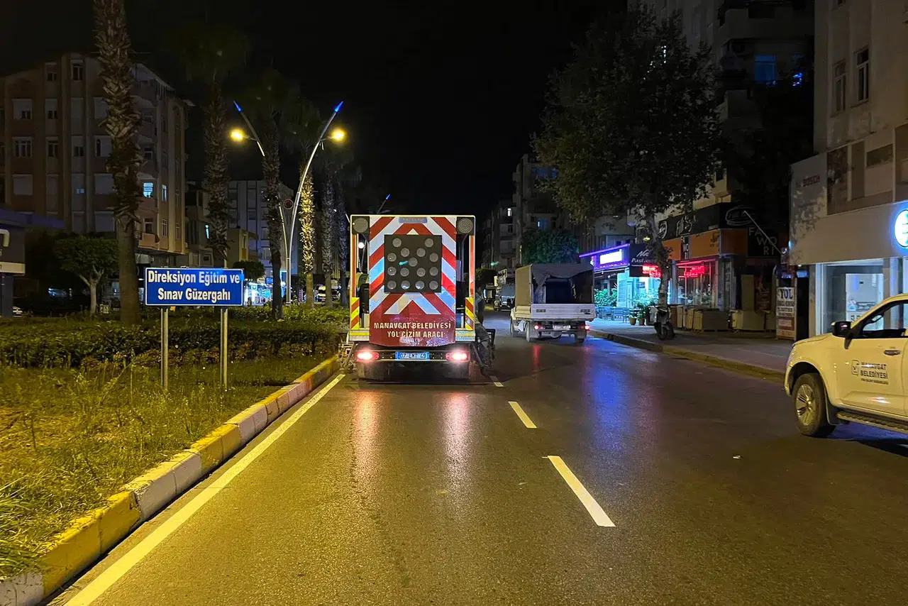 Manavgat’ta Trafik Güvenliği İçin Yol Çizgileri Yenileniyor