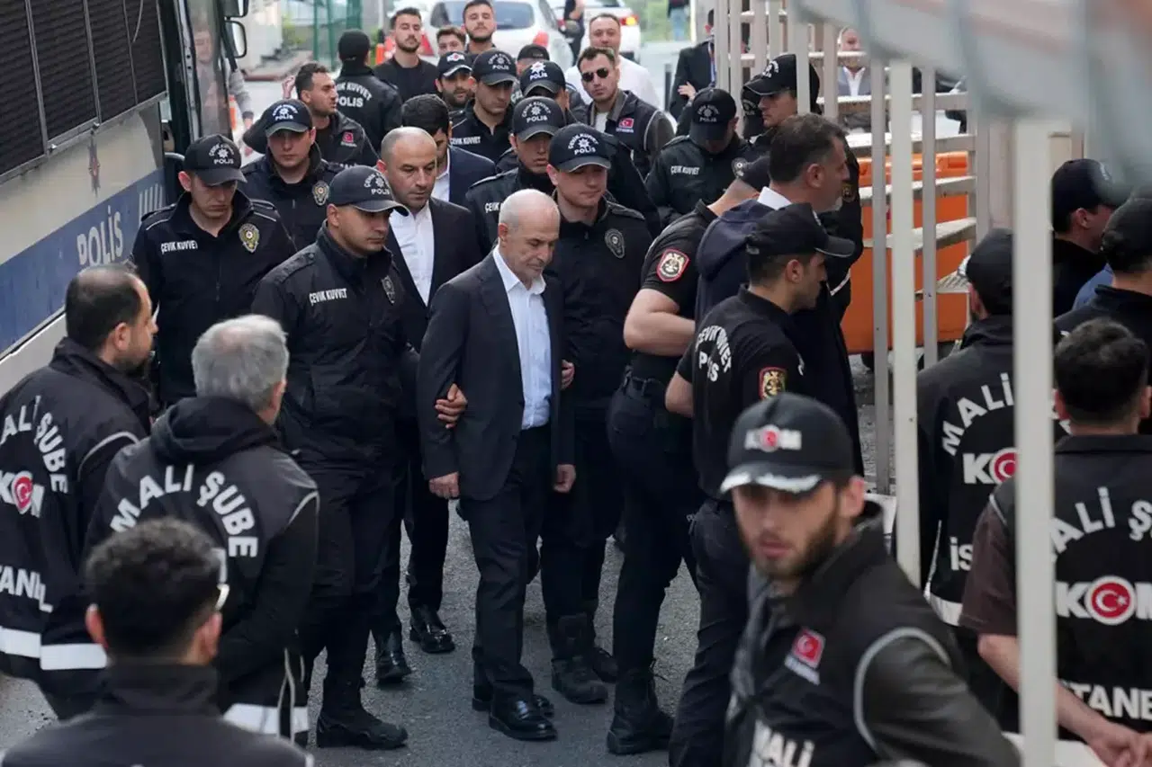 CHP’li Başkanlar Gözaltında: Adli Süreç ve Yerel Yönetimlerdeki Belirsizlikler Artıyor