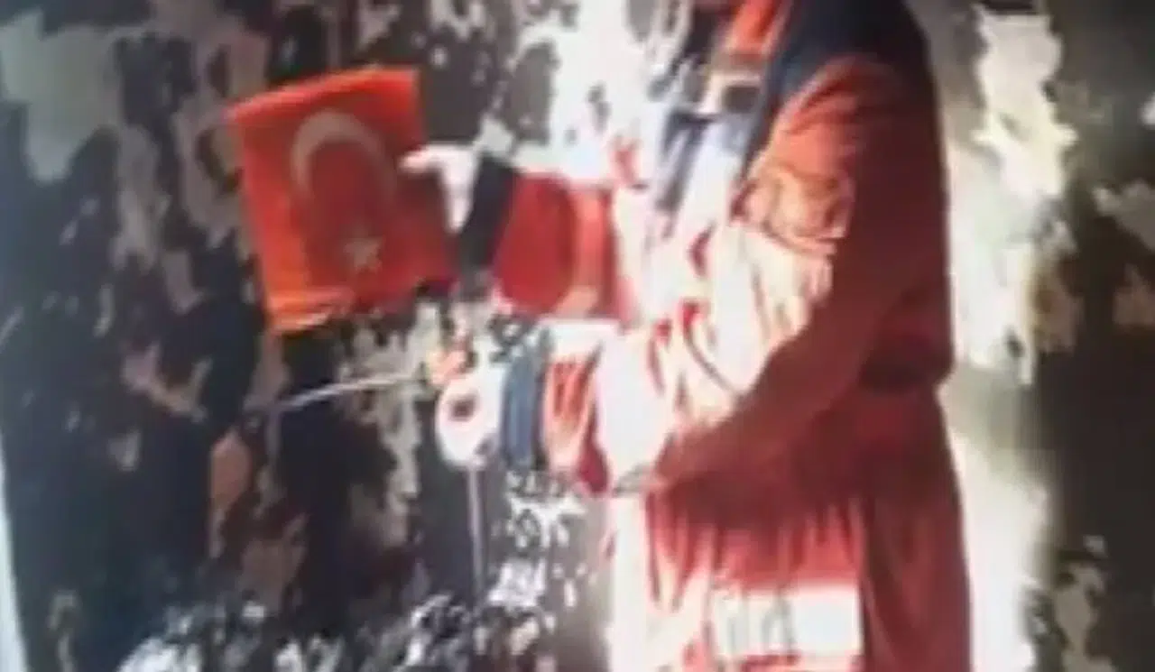 Yangında eşyalar kül olurken, Türk bayrağı yanmadı