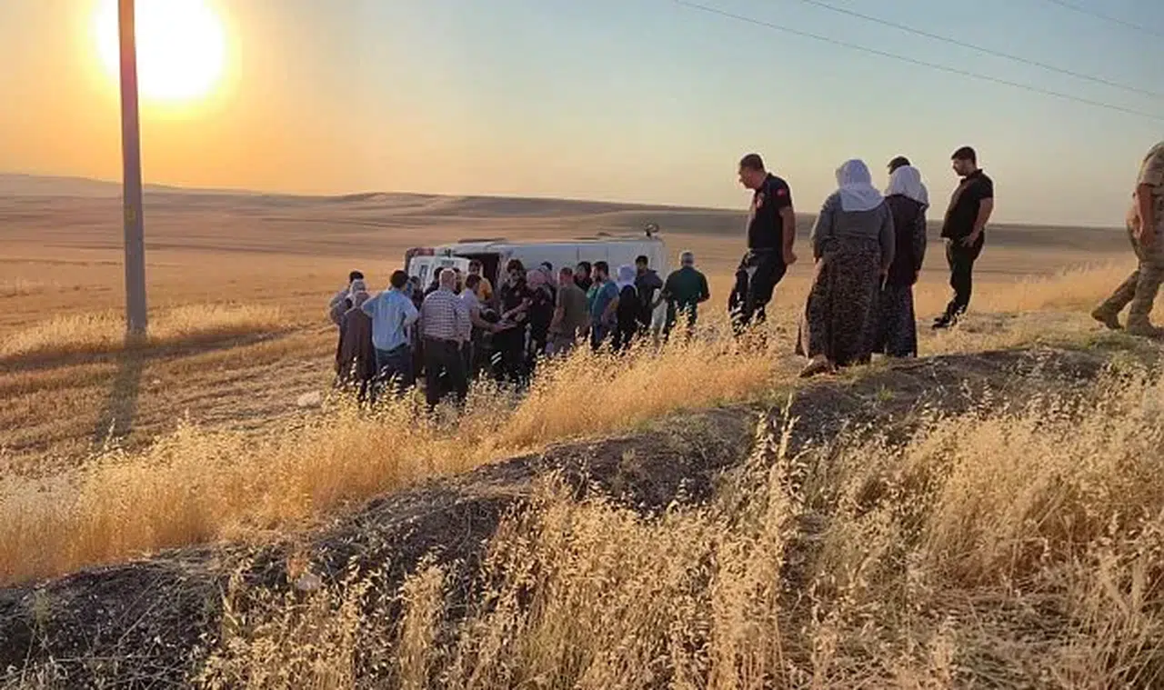 Diyarbakır'da tarım işçilerini taşıyan minibüs devrildi: 17 yaralı, 2'si ağır durumda