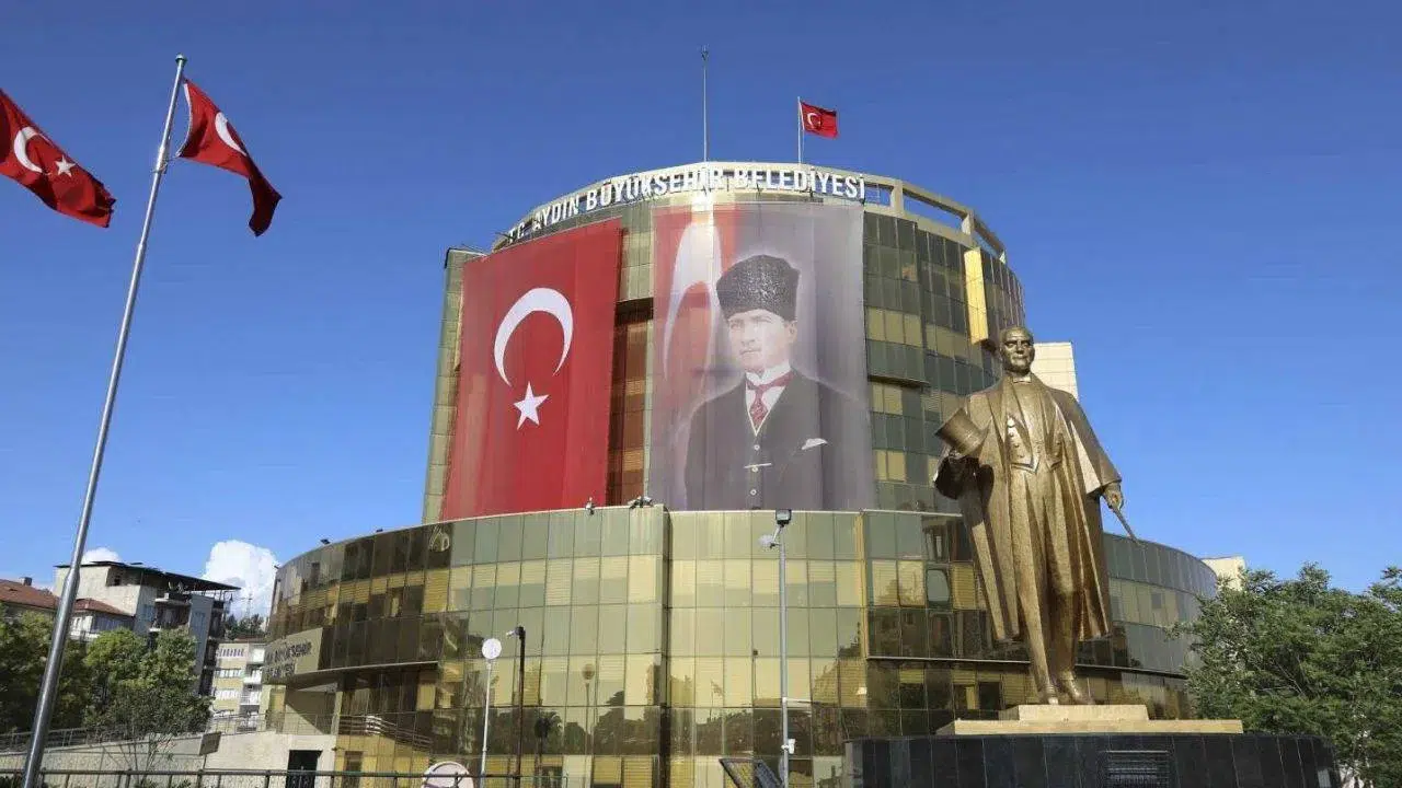 Aydın Halkı Çerçioğlu’nun AK Parti’ye Geçişine Tepkili: “Oylarımız Haram Olsun”