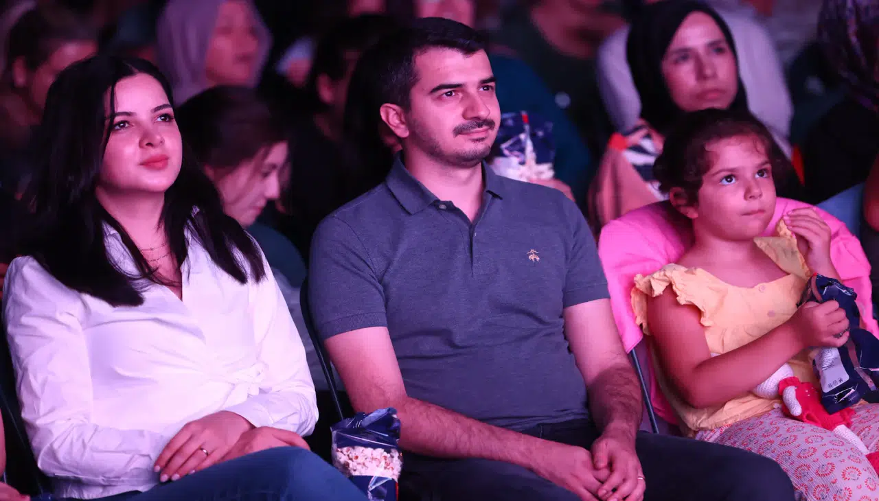 Çankaya'da Açık Hava Sinema Günleri: Başkan Güner, 'Bizim Aile'yi vatandaşlarla izledi!
