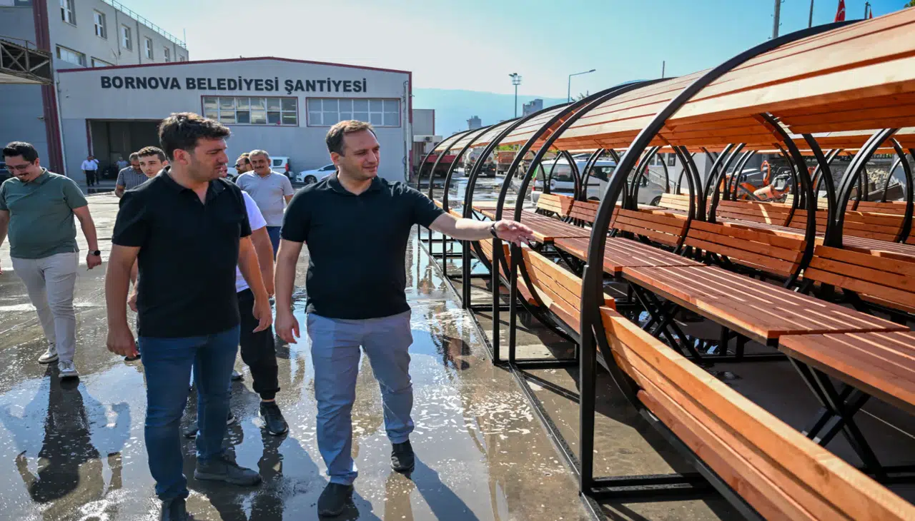 Bornova Belediyesi’nden Yenilik: Parklara Üzeri Kapalı Banklar Geliyor