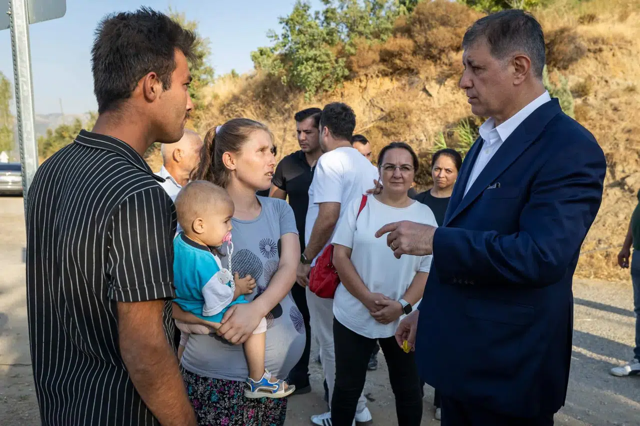 Başkan Tugay'dan Anında Müdahale: Evi Yanmış Aileye Büyükşehir'den Destek!