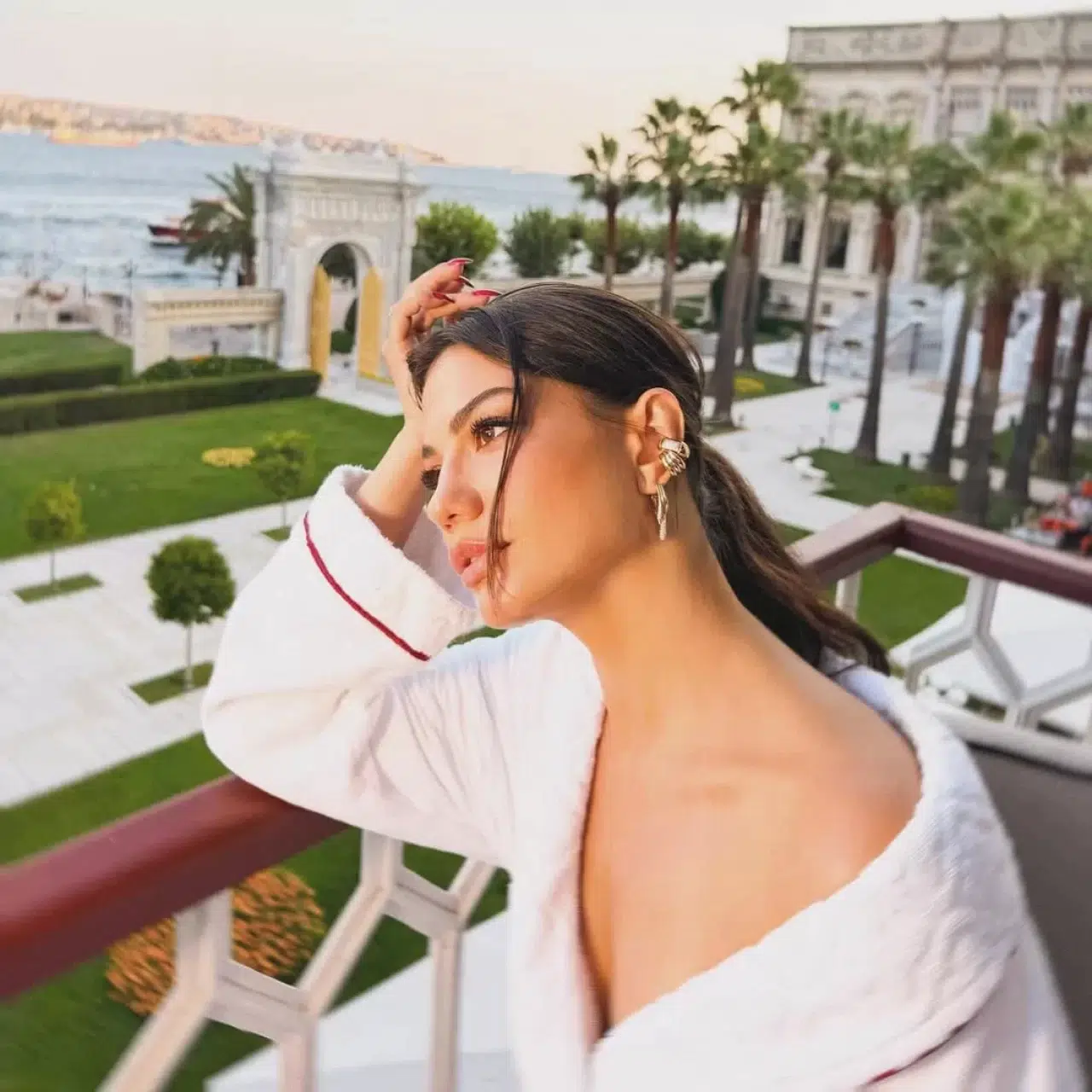 “Eşref Rüya”nın Başarılı Oyuncusu Demet Özdemir Tatil Fotoğraflarıyla Beğeni Topladı