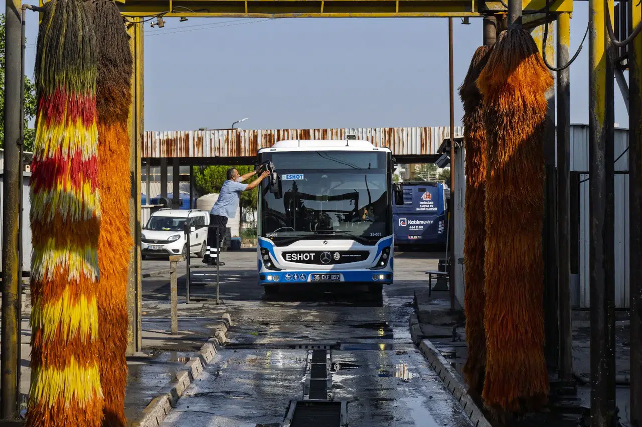 İzmir, otobüs yıkama suyunu geri dönüştürerek 2.200 ton su tasarrufu sağlıyor!