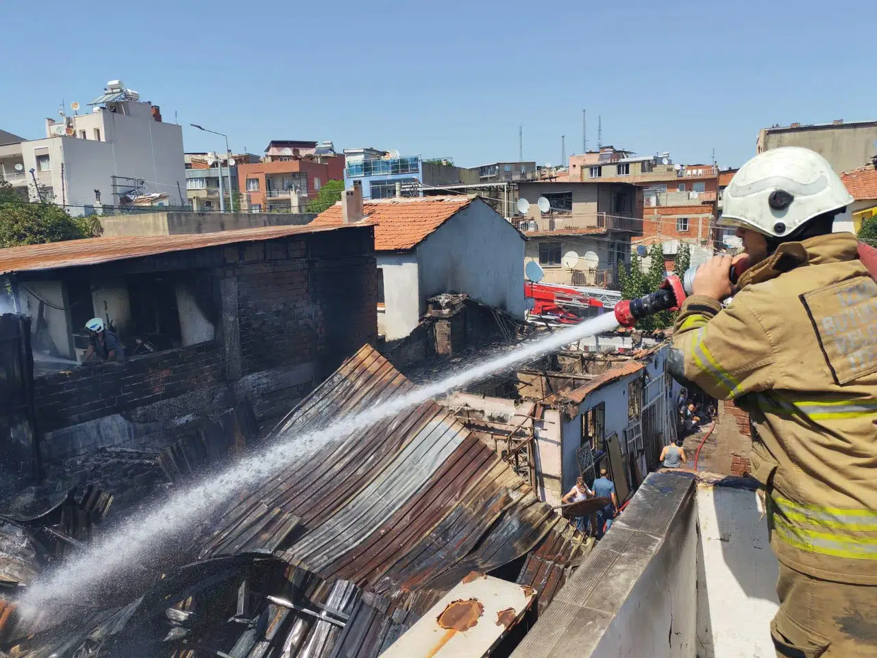 İzmir'in Konak ilçesinde çıkan yangında 1 itfaiye eri yaralandı, 5 ev hasar gördü