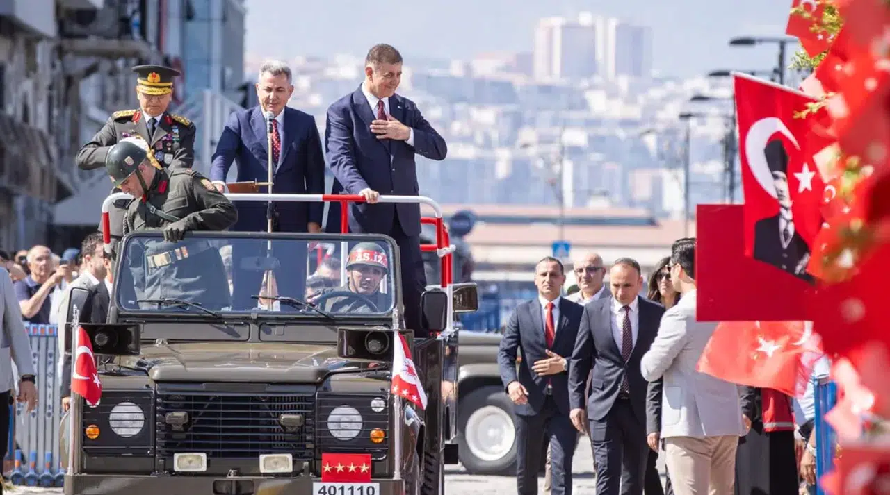 İzmir'de 30 Ağustos Zaferi coşkuyla kutlandı, askeri geçit töreni büyük ilgi gördü