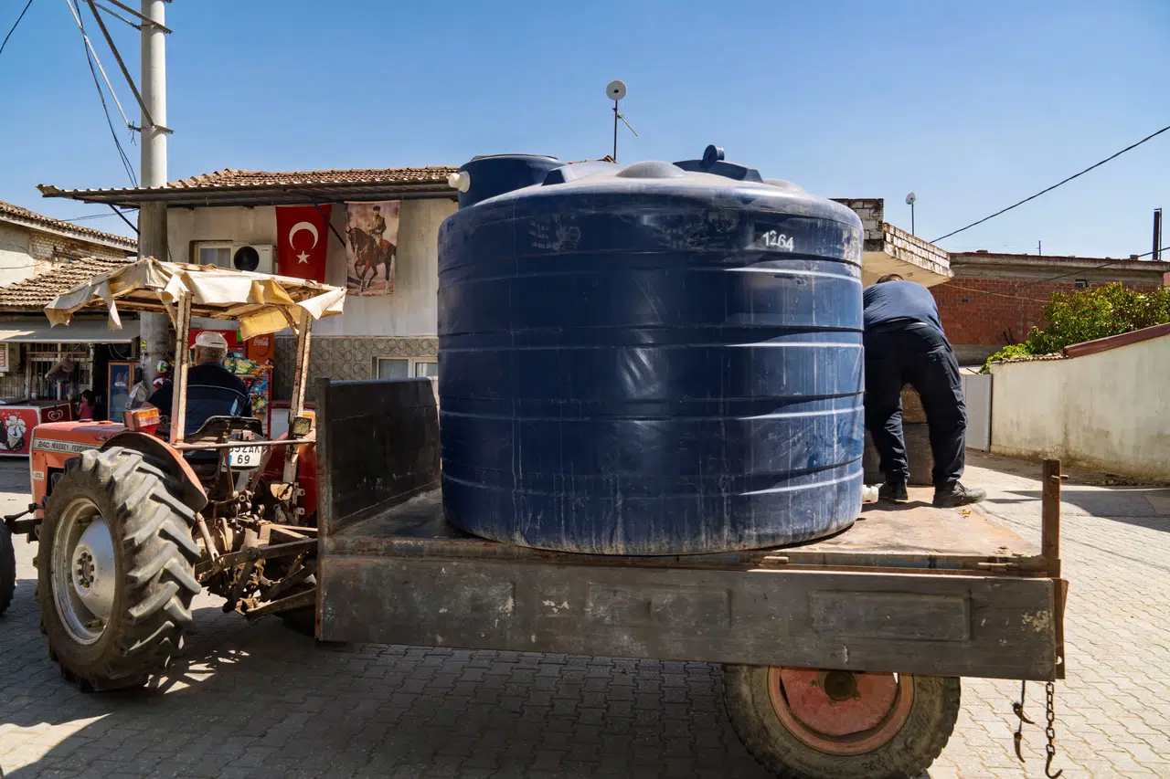 İzmir’de Yangın Sonrası Çiftçiye Can Suyu: Su Deposu Dağıtımı Başladı
