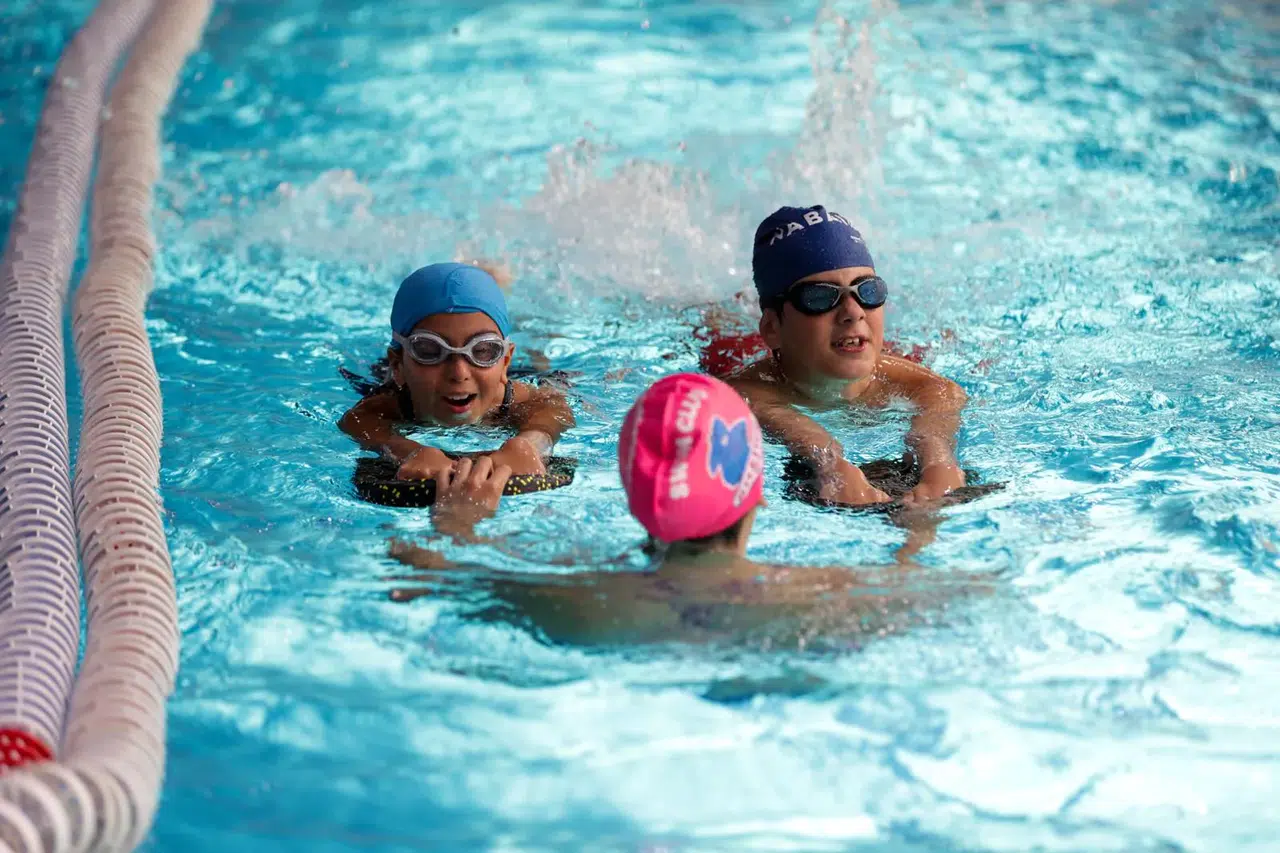 Buca Sporium’da Yüzme Kursları Başladı: Minikler Sağlıklı Geleceğe Yüzüyor