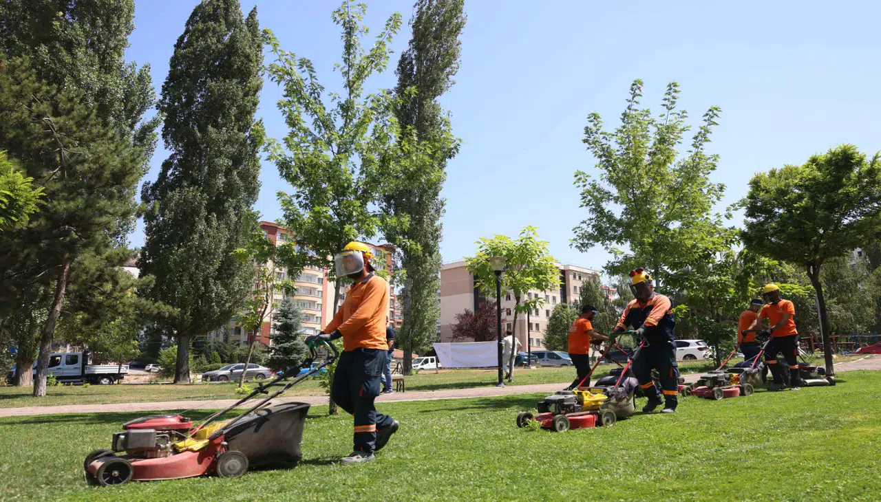 Çankaya Belediyesi park bakımına hız verdi; yabani otlar temizleniyor!