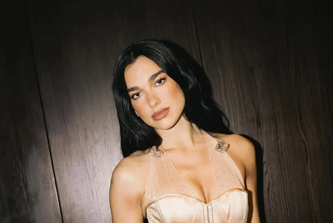 Dua Lipa Ibiza’da: Bordo ve Mavi Bikinisiyle Gündem Oldu