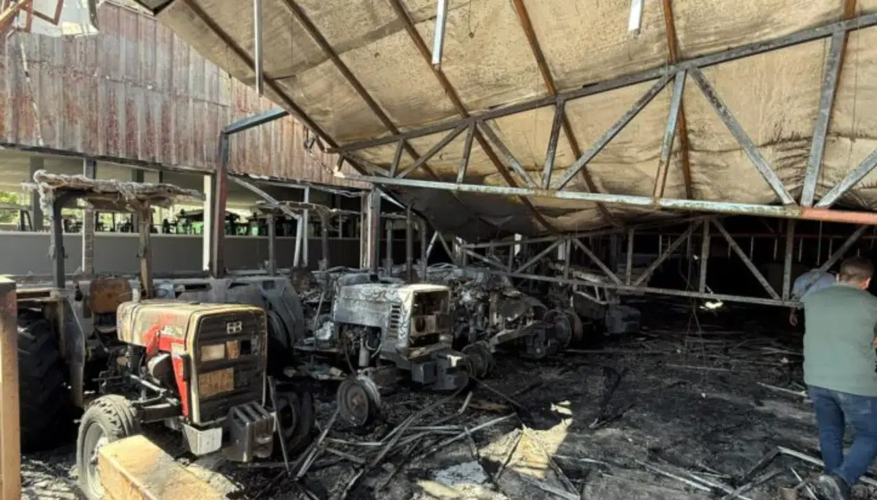 Diyarbakır’da Traktör Sitesinde Yangın: 22 Traktör Kül Oldu