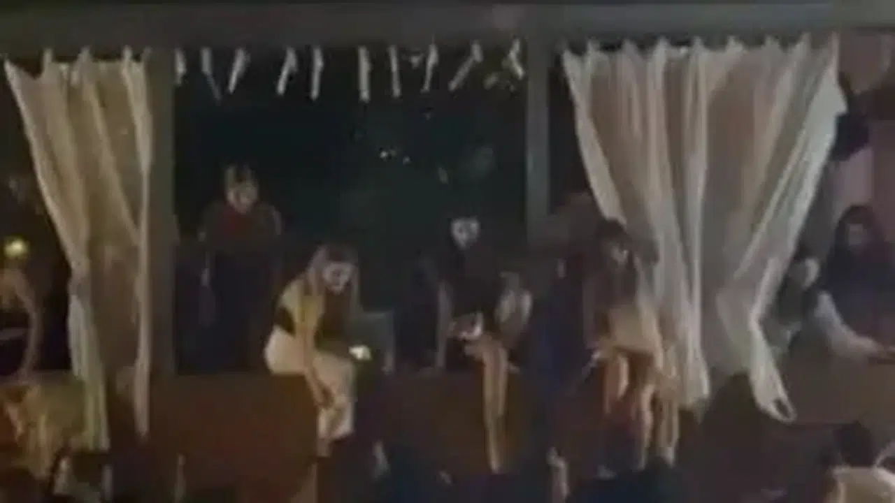 Alaçatı’da Eğlence Mekanında Silahlı Kavga: Ezgi Mola’nın Eski Eşi Yaralandı