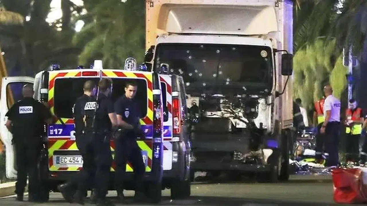 Hollande: Nice'teki saldırı sonrası ülkede olağanüstü hâl 3 ay daha uzatılacak