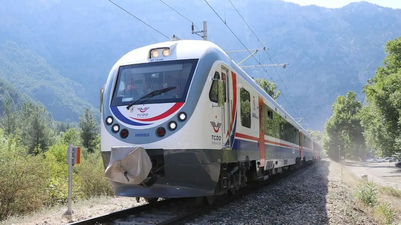 Adana-Mersin tren seferleri durduruldu, CHP'li Sümer vatandaş mağduriyetini TBMM gündemine taşıdı!