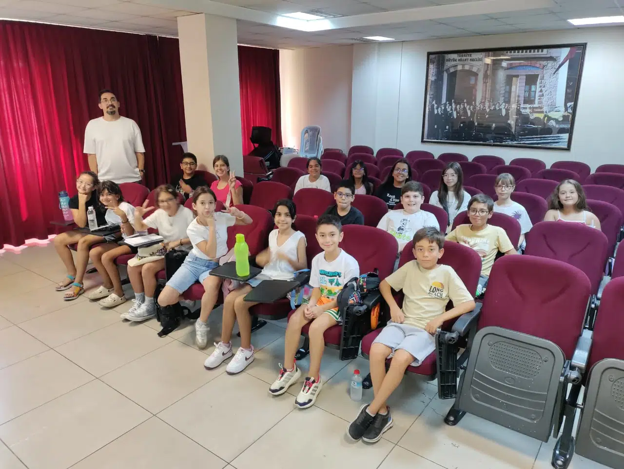 İzmir Çiğli Gençlik Tiyatrosu yeni sezona "Sihirli Kitap Curcuna Orman Ülkesi" ile merhaba dedi