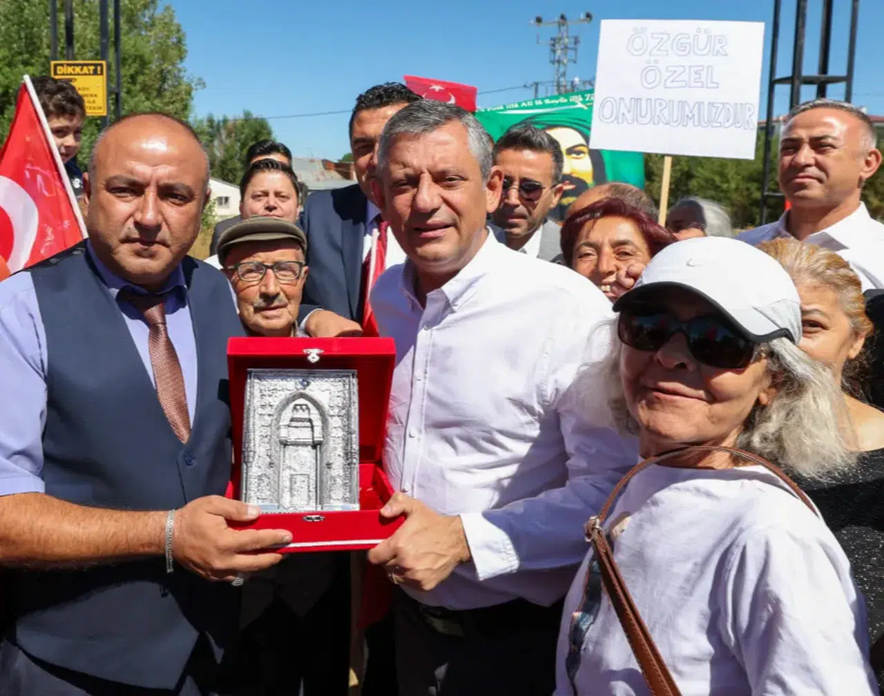 CHP lideri Özgür Özel, Cuma Namazını Sivas Divriği Ulu Cami'de Kıldı