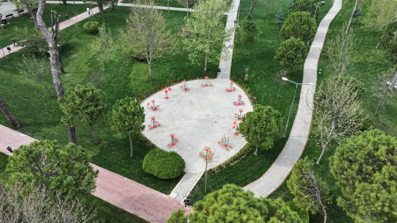 İzmir’e Nefes Aldıran Dokunuş: Hasanağa Bahçesi Yenilendi!