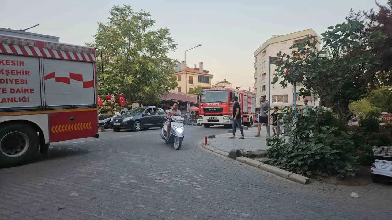 6,1’lik Depremde Hasar Gören Market Sahipleri: “Herkes Fotoğraf Çekip Gidiyor”