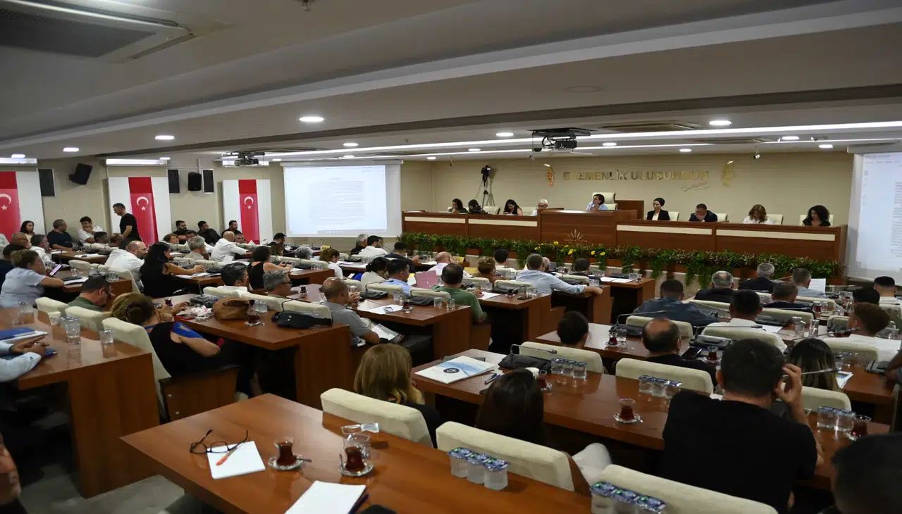 Gençlere Güçlü Destek: Karabağlar Belediyesi'nden Barınma ve Kırtasiye Hamlesi!