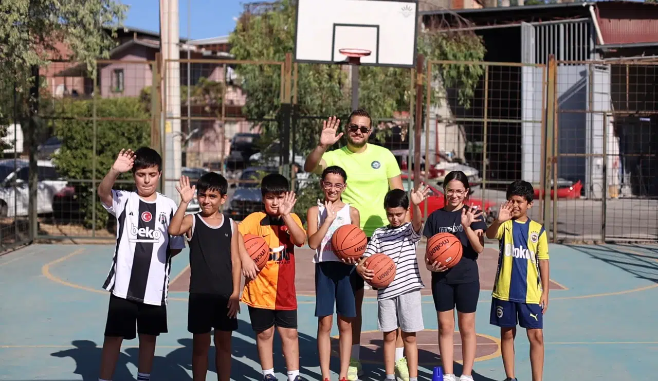 Karabağlar’da Çocuklar Mahallelerinde Sporla Buluşuyor