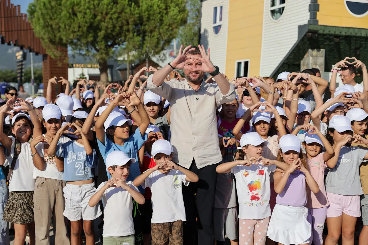 İzmi Buca'da Başkan Görkem Duman'dan dezavantajlı çocuklara unutulmaz lunapark sürprizi