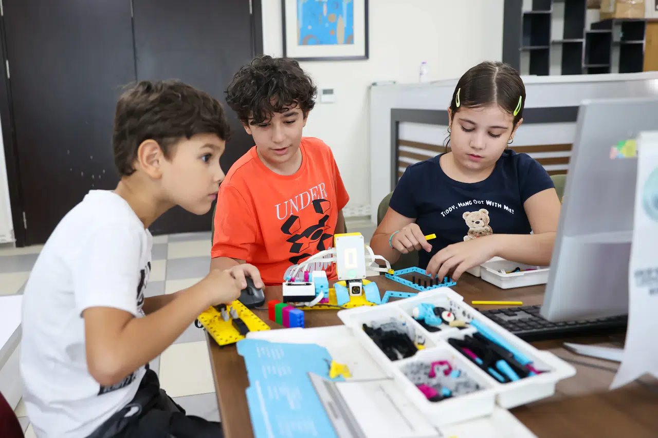 Buca'da çocuklar için robotik kodlama atölyeleri büyük ilgi gördü