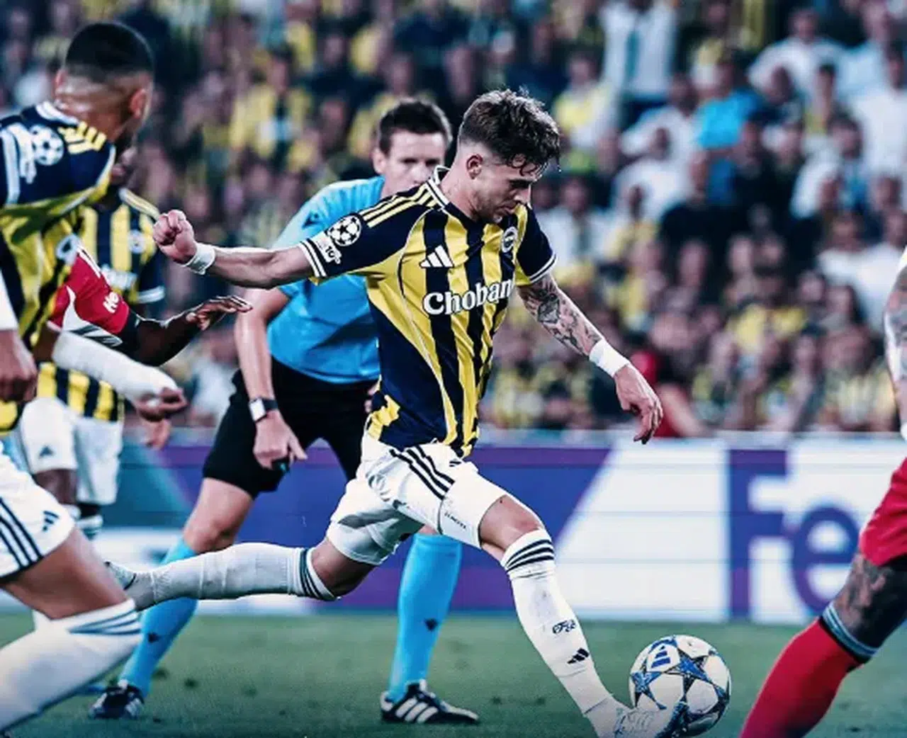 Fenerbahçe ve Benfica Şampiyonlar Ligi'nde karşı karşıya, ilk yarı 0-0 tamamlandı!