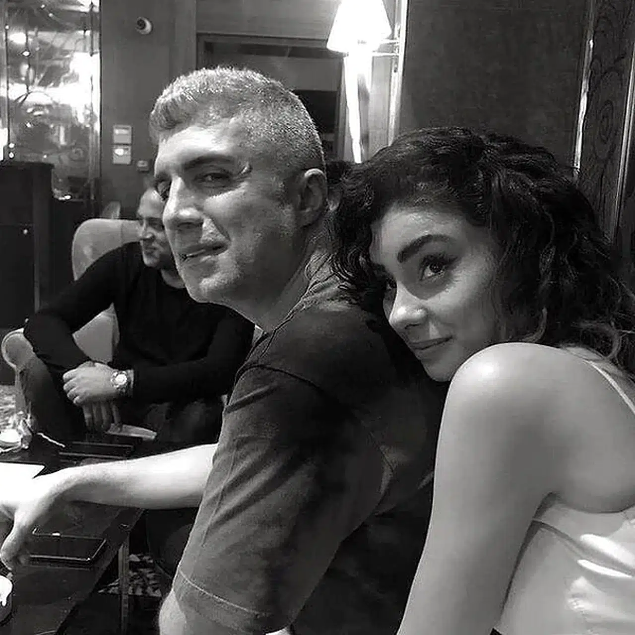 Samar Dadgar Kimdir? Özcan Deniz’in Eşi Moda Dünyasında Nasıl Tanınıyor?