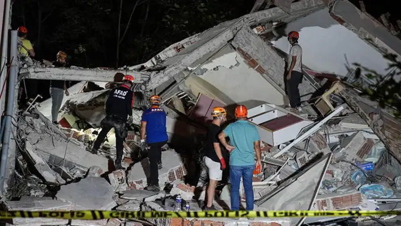 Sındırgı'da deprem sonrası vatandaşlar evlerine giremiyor