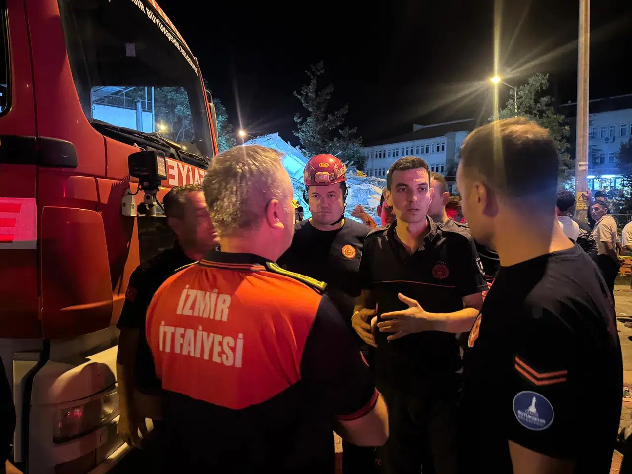 İzmir İtfaiyesi Balıkesir Sındırgı’da Depremzedelerin Yanında