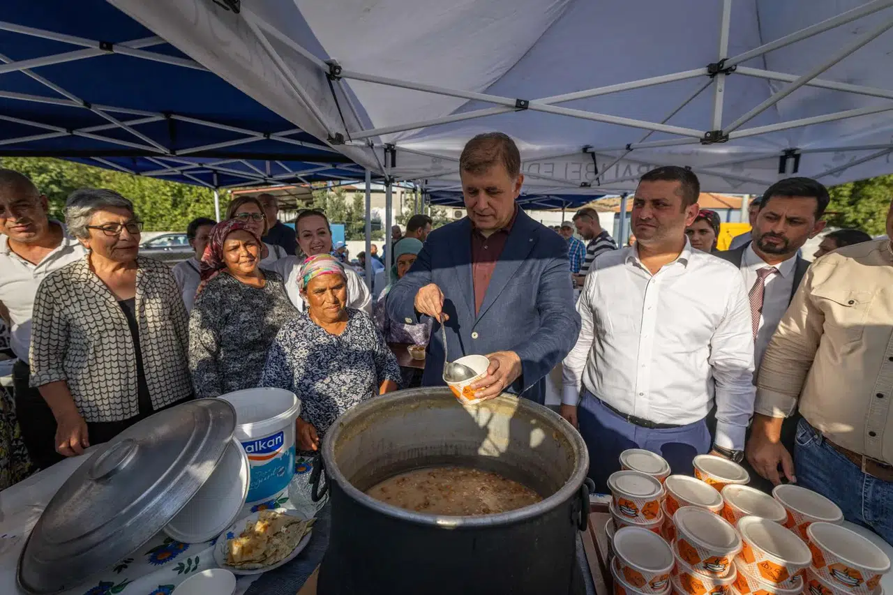 Cemil Tugay Torbalı’da Üreticiyle Buluştu, Göllüce’de Aşure Kazanını Paylaştı