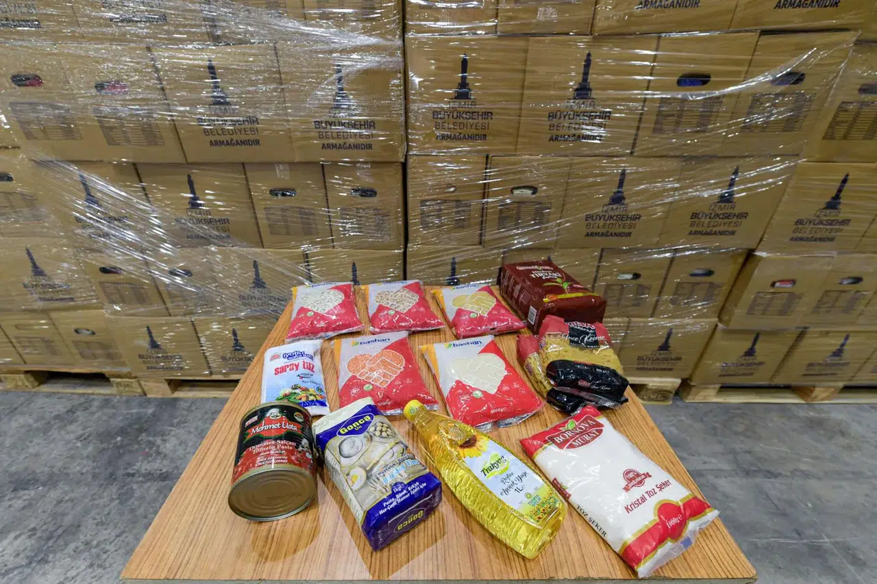 İzmir Büyükşehir Belediyesi, 50 bin ihtiyaç sahibi aileye gıda paketi dağıtımına başladı