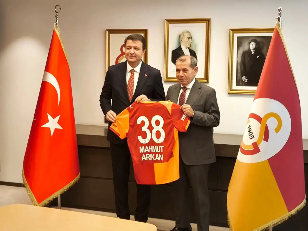 Saadet Partisi Lideri Arıkan, Galatasaray Başkanı Dursun Özbek’i ziyaret etti