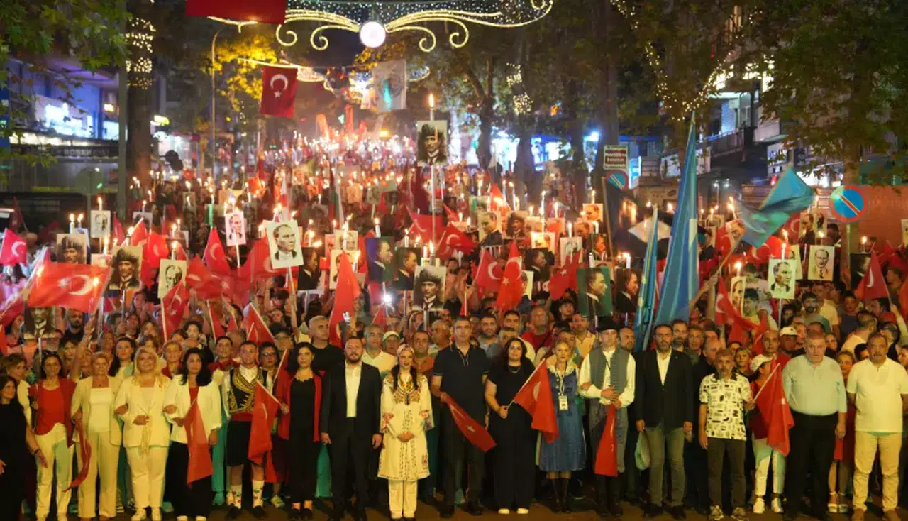 Kartal'da 30 Ağustos Zafer Bayramı coşkuyla kutlandı, fener alayı ve festivallerde binlerce kişi bir araya geldi