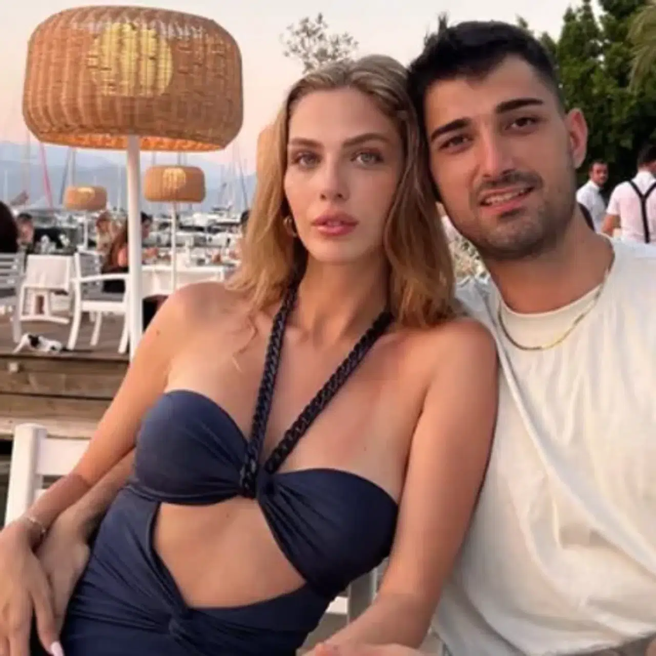 Yasemin Şefkatli, Eşini Telefon Rehberine “Tatlı Beyim” Olarak Kaydederek Dikkat Çekti