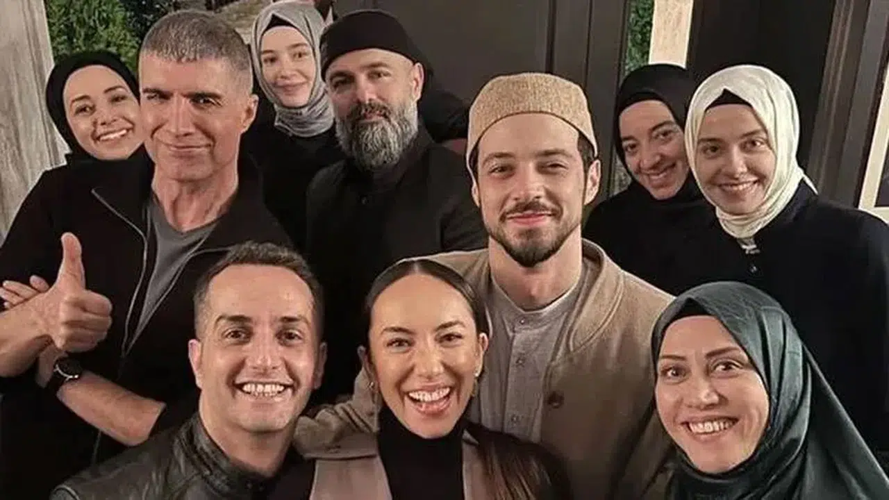 Özcan Deniz’den Kızıl Goncalar Nostaljisi: “Cüneyt’le Sohbetleri Özledim”