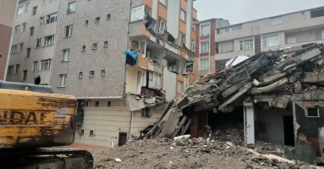 İstanbul'da bina çöktü: Enkaz altında kalanlar var