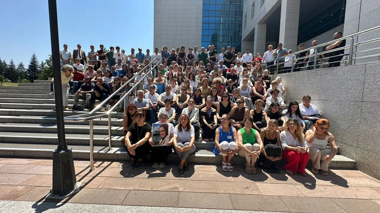 TBMM’de Kadın Cinayeti Protestosu: Saliha Akkaş İçin Sessiz Çığlık