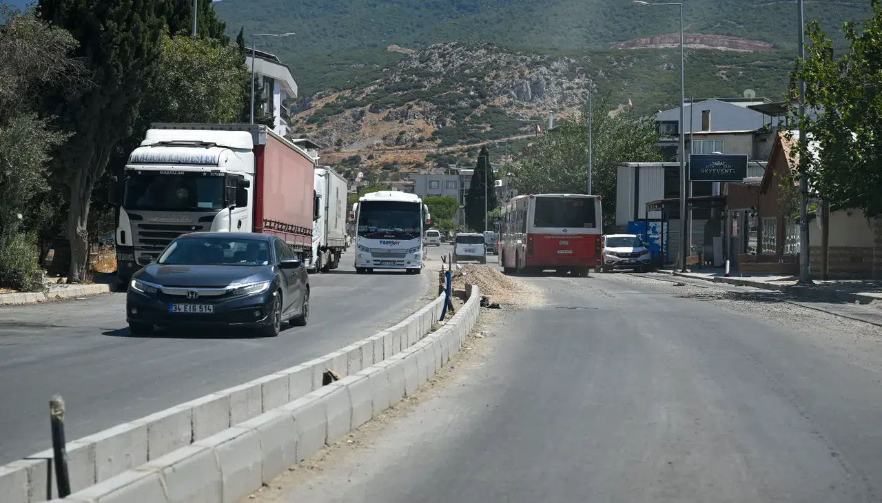 Bornova’da Pınar Caddesi 4 şeritli hale getirildi: Pınarbaşı’nın çehresi değişiyor