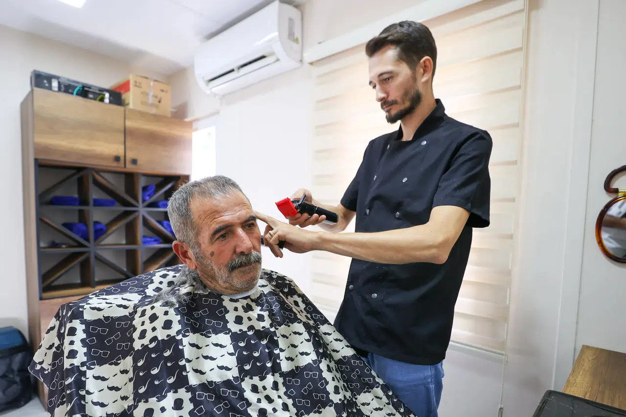 Buca’da Emekliye Büyük Jest: Tıraş Ücretsiz, Danışmanlık da!