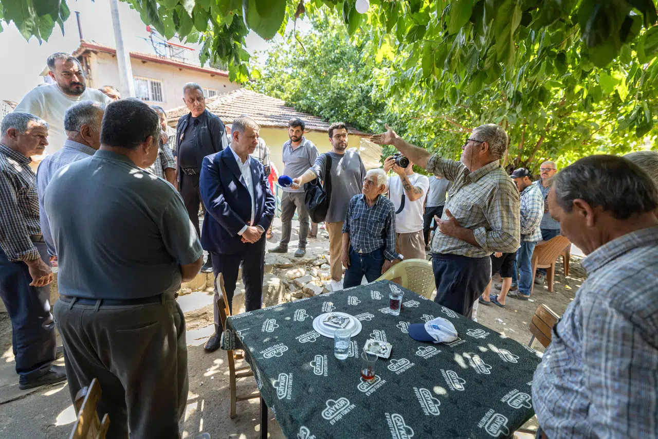 Başkan Tugay, yangında zarar gören Köseler Mahallesi'ni ziyaret etti
