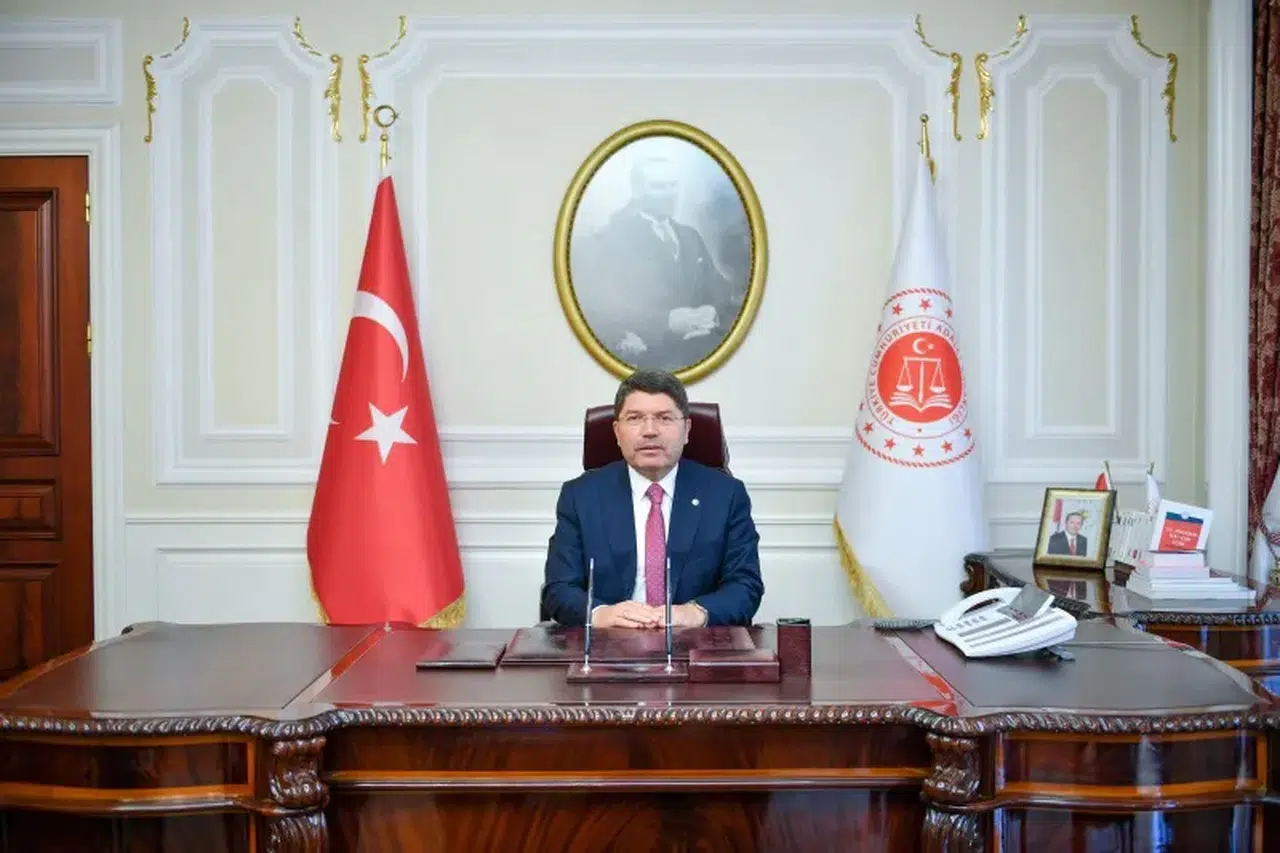 Adalet Bakanı Yılmaz Tunç: Meclis önünde araç yakan şüpheli tutuklandı