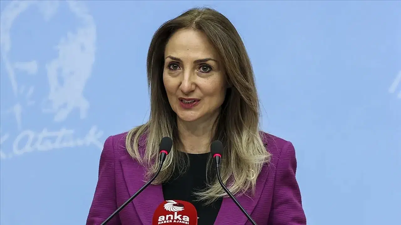 Aylin Nazlıaka'dan Diyanet'e tepki: Hutbe, kadınların eşitliğini yok sayıyor!