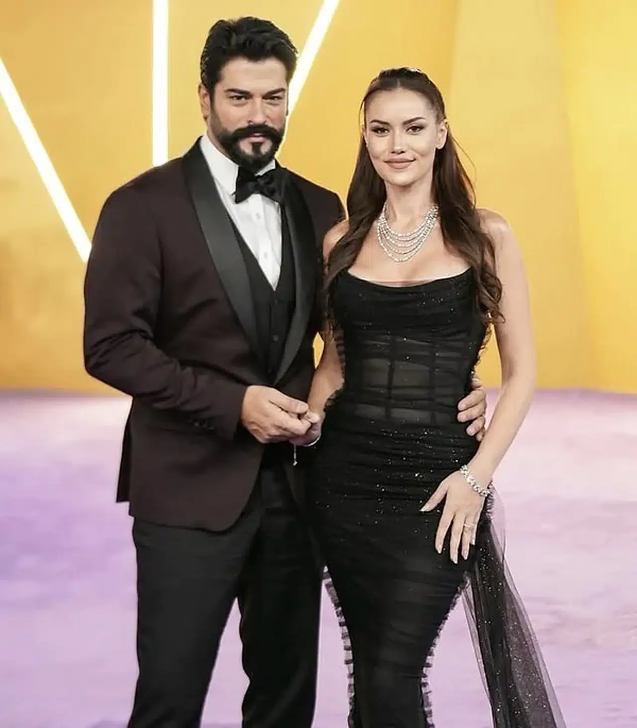 Burak Özçivit ve Fahriye Evcen’den Boşanma Dedikodularına Fotoğraflı Yanıt
