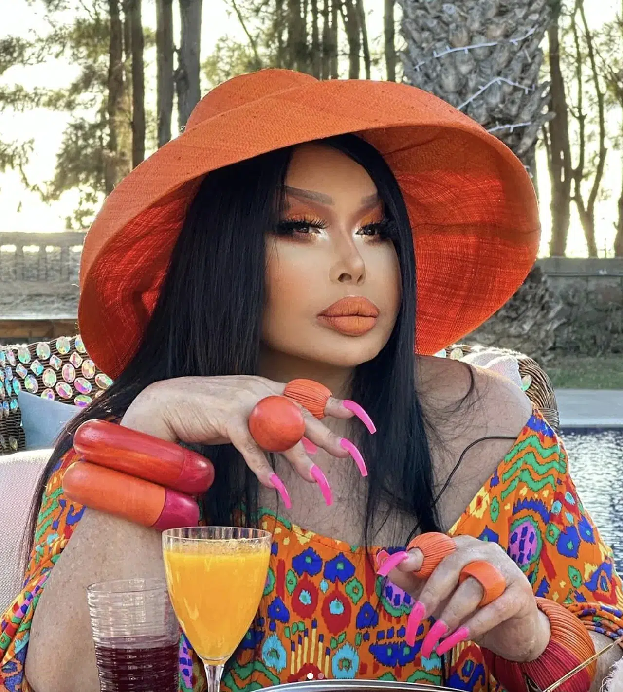 Bülent Ersoy’dan Makyajsız Halinde Magazin Muhabirlerine ‘Diva’ Bakışı!